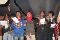 Sejumlah aktivis dan masyarakat sipil menggelar aksi solidaritas dengan menyalakan lilin dan membacakan pernyataan sikap dalam peringatan Hari AIDS Sedunia di Jawa Barat.