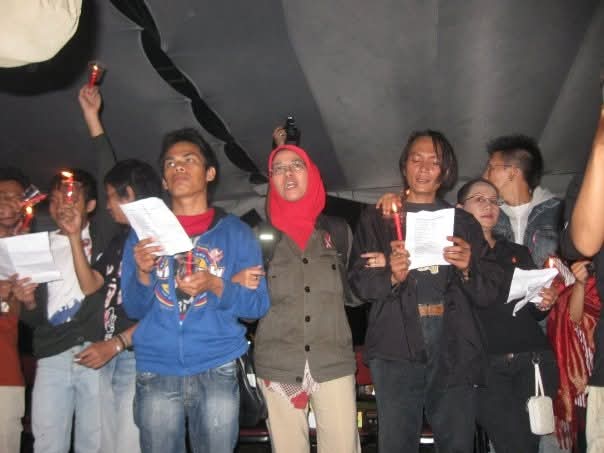 Sejumlah aktivis dan masyarakat sipil menggelar aksi solidaritas dengan menyalakan lilin dan membacakan pernyataan sikap dalam peringatan Hari AIDS Sedunia di Jawa Barat.