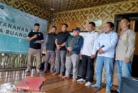 Para tokoh dan perwakilan organisasi sipil berfoto bersama usai dialog bertajuk “Membenahi Tata Ruang dan Pertanahan” di Saung Perjuangan 25, Desa Cipelang, Kecamatan Cijeruk, Kabupaten Bogor, Sabtu (10/5/2025)./Dok Ist
