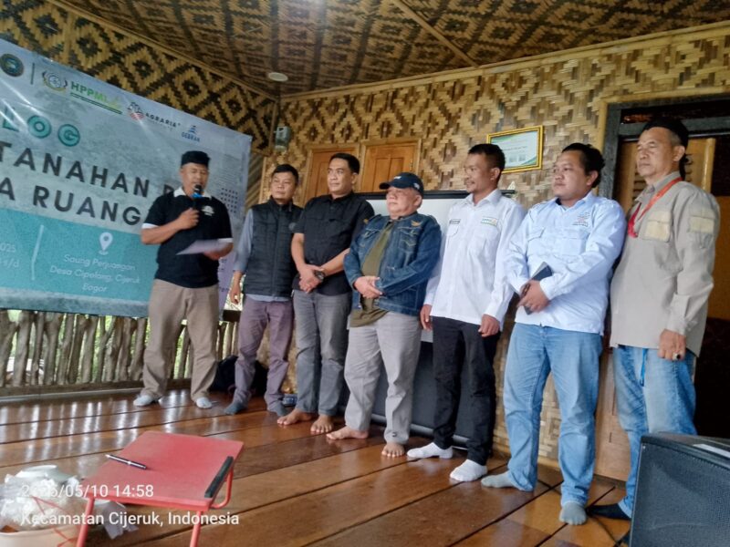 Para tokoh dan perwakilan organisasi sipil berfoto bersama usai dialog bertajuk “Membenahi Tata Ruang dan Pertanahan” di Saung Perjuangan 25, Desa Cipelang, Kecamatan Cijeruk, Kabupaten Bogor, Sabtu (10/5/2025)./Dok Ist
