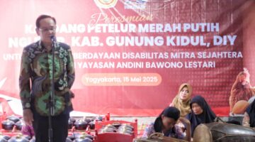 Presiden Direktur PT Charoen Pokphand Indonesia, Dr (HC) Tjiu Thomas Effendy, memberikan sambutan saat peresmian Kandang Petelur Merah Putih untuk pemberdayaan penyandang disabilitas di Nglipar, Gunungkidul, DIY, Kamis (15/5/2025)./Dok.Ist