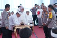 Gubernur Jawa Barat Dedi Mulyadi menandatangani nota kesepakatan bersama Kapolda Jabar Irjen Pol Rudi Setiawan dan Kapolda Metro Jaya Irjen Pol Karyoto di Gedung Pakuan, Bandung, Jumat (16/5/2025), sebagai wujud sinergi lintas wilayah hukum dalam menjaga keamanan dan ketertiban./Dok.kanniadvokasi.id
