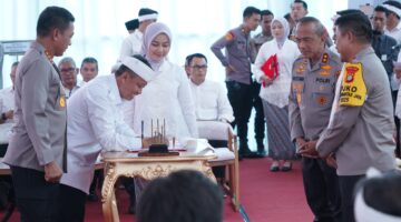 Gubernur Jawa Barat Dedi Mulyadi menandatangani nota kesepakatan bersama Kapolda Jabar Irjen Pol Rudi Setiawan dan Kapolda Metro Jaya Irjen Pol Karyoto di Gedung Pakuan, Bandung, Jumat (16/5/2025), sebagai wujud sinergi lintas wilayah hukum dalam menjaga keamanan dan ketertiban./Dok.kanniadvokasi.id
