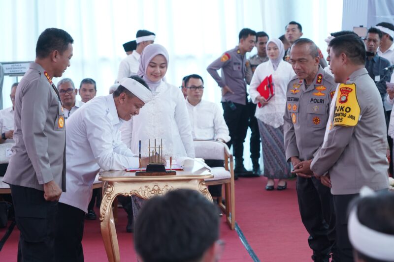 Gubernur Jawa Barat Dedi Mulyadi menandatangani nota kesepakatan bersama Kapolda Jabar Irjen Pol Rudi Setiawan dan Kapolda Metro Jaya Irjen Pol Karyoto di Gedung Pakuan, Bandung, Jumat (16/5/2025), sebagai wujud sinergi lintas wilayah hukum dalam menjaga keamanan dan ketertiban./Dok.kanniadvokasi.id
