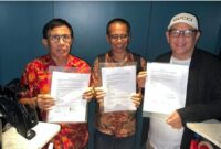 Hendry Ch Bangun, Zulmansyah Sekedang, dan Dahlan Dahi menunjukkan dokumen “Kesepakatan Jakarta” usai pertemuan rekonsiliasi PWI di Jakarta Selatan, Jumat malam, 16 Mei 2025./Dok.Ist