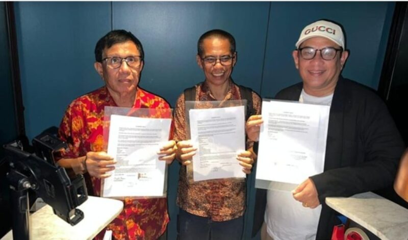 Hendry Ch Bangun, Zulmansyah Sekedang, dan Dahlan Dahi menunjukkan dokumen “Kesepakatan Jakarta” usai pertemuan rekonsiliasi PWI di Jakarta Selatan, Jumat malam, 16 Mei 2025./Dok.Ist