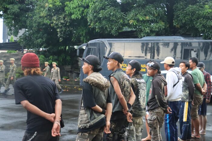 Sejumlah pria yang diamankan dalam operasi penertiban premanisme di Cibinong, Kabupaten Bogor, digiring petugas gabungan Polres Bogor, TNI, dan Satpol PP, Senin (19/5/2025)./Dok.Polres Bogor