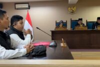 Pemohon Billy Adhiyaksa dan Haidy Arsyad menghadiri sidang perdana sengketa informasi publik melawan Perumda Tirta Pakuan Kota Bogor di Komisi Informasi Provinsi Jawa Barat, Rabu (21/5/2025)./Dok.kanniadvokasi.id
