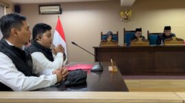 Pemohon Billy Adhiyaksa dan Haidy Arsyad menghadiri sidang perdana sengketa informasi publik melawan Perumda Tirta Pakuan Kota Bogor di Komisi Informasi Provinsi Jawa Barat, Rabu (21/5/2025)./Dok.kanniadvokasi.id
