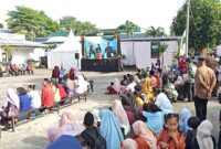 Orang tua dan keluarga wisudawan UINSU terpaksa menyaksikan prosesi wisuda ke-85 tahun 2025 dari luar gedung melalui layar besar, Selasa (20/5/2025), karena keterbatasan kapasitas undangan.
