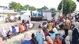 Orang tua dan keluarga wisudawan UINSU terpaksa menyaksikan prosesi wisuda ke-85 tahun 2025 dari luar gedung melalui layar besar, Selasa (20/5/2025), karena keterbatasan kapasitas undangan.
