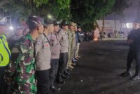 Kapolsek Ciawi AKP Dede Lesmana Jaya memberikan arahan kepada personel gabungan TNI, Polri, dan Satpol PP sebelum pelaksanaan patroli KRYD di wilayah Kecamatan Ciawi, Sabtu malam (24/5/2025).