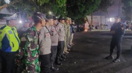 Kapolsek Ciawi AKP Dede Lesmana Jaya memberikan arahan kepada personel gabungan TNI, Polri, dan Satpol PP sebelum pelaksanaan patroli KRYD di wilayah Kecamatan Ciawi, Sabtu malam (24/5/2025).