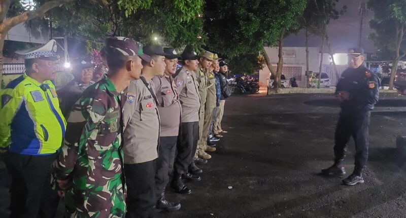 Kapolsek Ciawi AKP Dede Lesmana Jaya memberikan arahan kepada personel gabungan TNI, Polri, dan Satpol PP sebelum pelaksanaan patroli KRYD di wilayah Kecamatan Ciawi, Sabtu malam (24/5/2025).