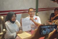 Dokter Silvi Priyani bersama kuasa hukumnya dari KANNI, Ruswan Efendi, menunjukkan bukti laporan polisi terkait dugaan penggelapan dana proyek food tray MBG di Polres Kota Sukabumi, Jumat (30/5/2025).