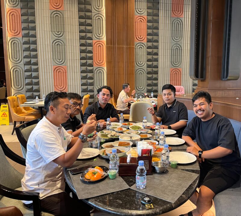 Jajaran pengurus Ormas Centong saat menghadiri pertemuan santai membahas konsolidasi program kerja di salah satu rumah makan di kawasan Bogor, Jumat (10/5/2025).