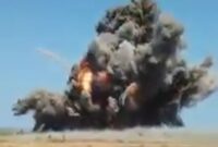 Asap tebal membumbung tinggi saat ledakan hebat terjadi di lokasi pemusnahan amunisi milik TNI di Cimerak, Cibalong, Garut, Senin (12/5/2025). Ledakan menewaskan 13 orang, termasuk perwira TNI dan warga sipil.
