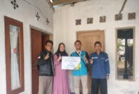Agen Perisai Dede Erwin menyerahkan santunan Jaminan Kematian sebesar Rp42 juta kepada Ibu Apriah, ahli waris almarhum Nurdin, warga Desa Tugu Jaya, Cigombong, Bogor, Jumat (16/5).