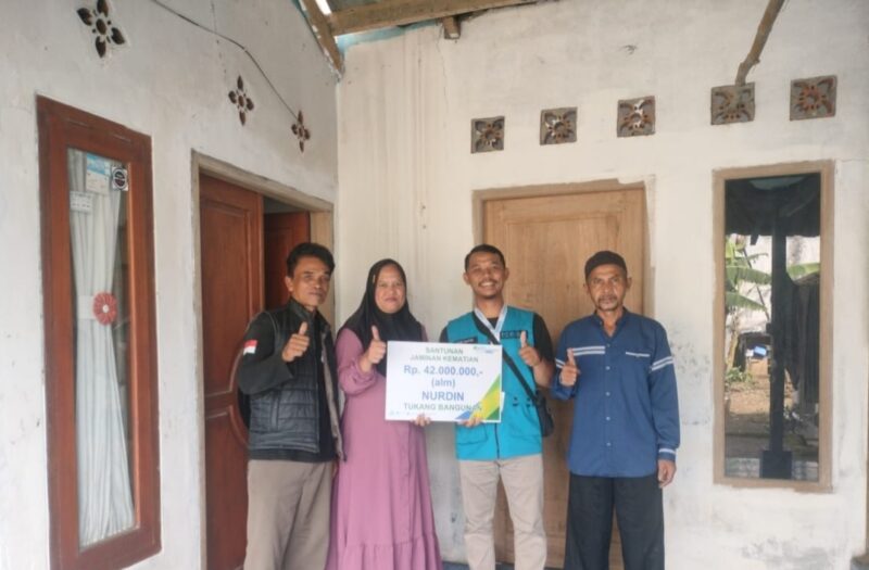 Agen Perisai Dede Erwin menyerahkan santunan Jaminan Kematian sebesar Rp42 juta kepada Ibu Apriah, ahli waris almarhum Nurdin, warga Desa Tugu Jaya, Cigombong, Bogor, Jumat (16/5).