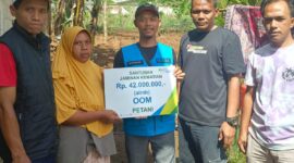 Agen Perisai BPJS Ketenagakerjaan, Dede Erwin, menyerahkan santunan jaminan kematian sebesar Rp42 juta kepada Ibu Idah, ahli waris almarhumah Ibu Oom, petani asal Desa Tugujaya, Kecamatan Cigombong, Kabupaten Bogor./Dok.kanniadvokasi.id
