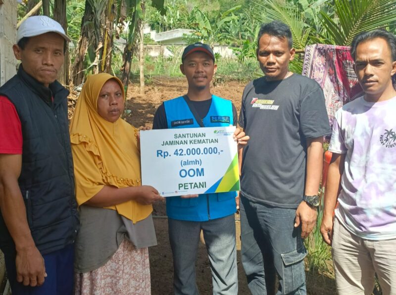 Agen Perisai BPJS Ketenagakerjaan, Dede Erwin, menyerahkan santunan jaminan kematian sebesar Rp42 juta kepada Ibu Idah, ahli waris almarhumah Ibu Oom, petani asal Desa Tugujaya, Kecamatan Cigombong, Kabupaten Bogor./Dok.kanniadvokasi.id