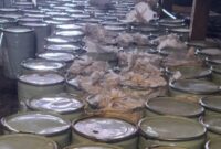 Ratusan drum berisi bahan kimia berbahaya jenis sodium sianida ilegal disita dan dipasangi garis polisi oleh tim Bareskrim Mabes Polri di salah satu gudang di Sulawesi Utara, dalam pengungkapan kasus peredaran sianida tanpa izin./Dok.kanniadvokasi.id