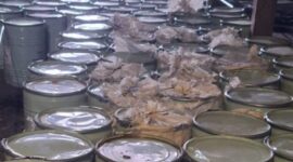 Ratusan drum berisi bahan kimia berbahaya jenis sodium sianida ilegal disita dan dipasangi garis polisi oleh tim Bareskrim Mabes Polri di salah satu gudang di Sulawesi Utara, dalam pengungkapan kasus peredaran sianida tanpa izin./Dok.kanniadvokasi.id