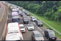 Kendaraan mengular di Tol Jagorawi arah Puncak saat libur panjang Waisak, Sabtu (10/5/2025). Petugas memberlakukan contra flow untuk mengurai kemacetan.