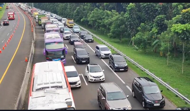 Kendaraan mengular di Tol Jagorawi arah Puncak saat libur panjang Waisak, Sabtu (10/5/2025). Petugas memberlakukan contra flow untuk mengurai kemacetan.
