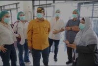 Anggota Komisi IV DPRD Kota Bogor bersama Dinas Kesehatan dan pengelola dapur SPPG berdiskusi saat inspeksi mendadak di dapur MBG Bosowa Bina Insani, Tanah Sareal, Jumat (10/5/2025), usai kasus keracunan massal yang menimpa sejumlah siswa penerima manfaat.