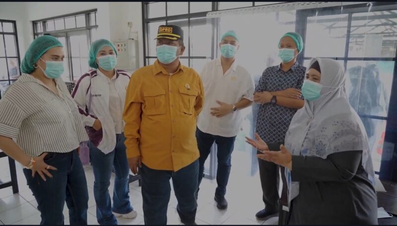 Anggota Komisi IV DPRD Kota Bogor bersama Dinas Kesehatan dan pengelola dapur SPPG berdiskusi saat inspeksi mendadak di dapur MBG Bosowa Bina Insani, Tanah Sareal, Jumat (10/5/2025), usai kasus keracunan massal yang menimpa sejumlah siswa penerima manfaat.