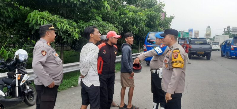 Petugas Polsek Ciawi memberikan pembinaan kepada sejumlah joki dan pak ogah yang diamankan saat razia premanisme di jalur alternatif Tol Ciawi–Gadog, Selasa (13/5/2025)./Dok.Ist