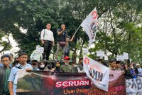 Massa Aliansi Masyarakat Menggugat (AMM) menggelar aksi unjuk rasa di depan Kantor Kementerian Lingkungan Hidup dan Kehutanan (KLHK), Jakarta, Rabu (4/6/2025), menuntut pencabutan pagar besi yang diduga melanggar aturan di kawasan Hutan Lindung Ciguha River, Kabupaten Bogor./Dok.kanniadvokasi.id