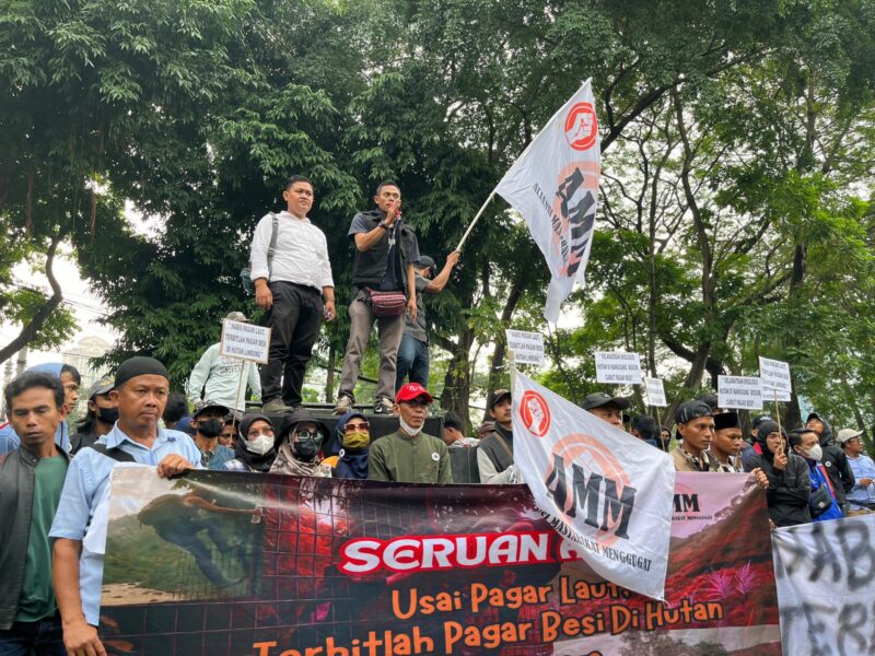 Massa Aliansi Masyarakat Menggugat (AMM) menggelar aksi unjuk rasa di depan Kantor Kementerian Lingkungan Hidup dan Kehutanan (KLHK), Jakarta, Rabu (4/6/2025), menuntut pencabutan pagar besi yang diduga melanggar aturan di kawasan Hutan Lindung Ciguha River, Kabupaten Bogor./Dok.kanniadvokasi.id