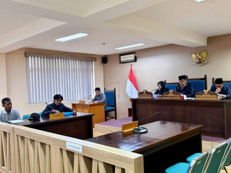 Majelis Komisioner KI Jawa Barat memimpin sidang sengketa informasi publik antara PKN dan enam sekolah swasta terkait dana BOS, Selasa (11/6/2025). Seluruh pihak Termohon absen dalam sidang tersebut./Dok.Ist