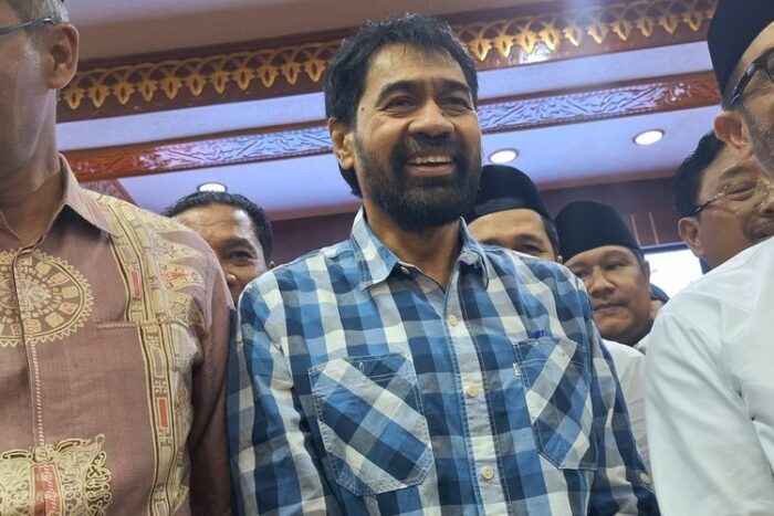 Gubernur Aceh, Muzakir Manaf (Mualem), tersenyum saat menghadiri pertemuan bersama Forbes DPR/DPD RI asal Aceh di Pendopo Gubernur Aceh, Jumat malam (13/6/2025), membahas polemik empat pulau yang disengketakan dengan Sumatera Utara.