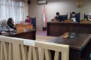 Ilham, Ketua KANNI Kabupaten Cianjur (berambut gondrong, berkemeja hitam), saat mengikuti persidangan di hadapan majelis Komisi Informasi Provinsi Jawa Barat, Senin (23/6/2025)./Dok.kanniadvokasi.id