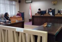 Ilham, Ketua KANNI Kabupaten Cianjur (berambut gondrong, berkemeja hitam), saat mengikuti persidangan di hadapan majelis Komisi Informasi Provinsi Jawa Barat, Senin (23/6/2025)./Dok.kanniadvokasi.id