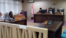 Ilham, Ketua KANNI Kabupaten Cianjur (berambut gondrong, berkemeja hitam), saat mengikuti persidangan di hadapan majelis Komisi Informasi Provinsi Jawa Barat, Senin (23/6/2025)./Dok.kanniadvokasi.id