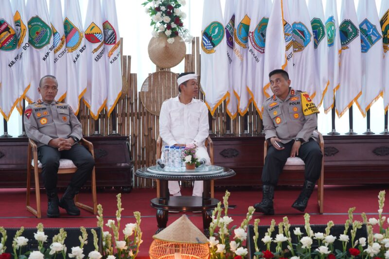Gubernur Jawa Barat Dedi Mulyadi bersama Kapolda Jabar Irjen Akhmad Wiyagus dan pejabat Polri lainnya dalam forum koordinasi keamanan dan ketertiban daerah./Dok.kanniadvokasi.id