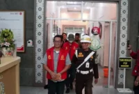 Tersangka MO, seorang penasihat hukum, digiring petugas Kejaksaan Tinggi Sumatera Selatan usai ditetapkan dalam kasus obstruction of justice korupsi proyek jaringan desa di Muba, Senin (2/6/2025)./Dok.Ist