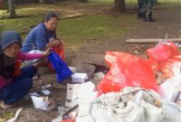 Dua ibu memunguti makanan sisa dari tumpukan sampah usai acara Hari Jadi Bogor (HJB) ke-543 di Lapangan Gedung Tegar Beriman, Selasa (3/6/2025). Potret kemiskinan ini menjadi ironi di tengah kemeriahan pesta rakyat./Dok.kanniadvokasi.id