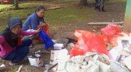 Dua ibu memunguti makanan sisa dari tumpukan sampah usai acara Hari Jadi Bogor (HJB) ke-543 di Lapangan Gedung Tegar Beriman, Selasa (3/6/2025). Potret kemiskinan ini menjadi ironi di tengah kemeriahan pesta rakyat./Dok.kanniadvokasi.id