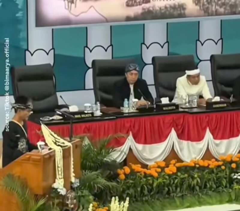 Wali Kota Bogor Dedie A. Rachim bersama Gubernur Jawa Barat Dedi Mulyadi menghadiri Sidang Paripurna DPRD Kota Bogor dalam rangka Hari Jadi Bogor (HJB) ke-543, Selasa (3/6/2025). Wakil Wali Kota Jenal Mutaqin tidak tampak dalam acara tersebut./Dok.Ist
