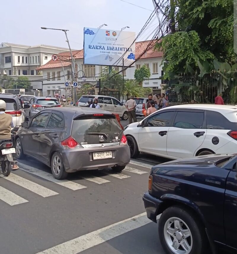 Macet akibat antrean wisatawan di pintu masuk KRB makin parah./Dok.Ist