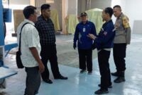 Pengurus RW 12 bersama Lurah Mulyaharja dan aparat kepolisian meninjau lokasi proyek laundry industri di kawasan Mall The Jungle, Selasa (10/6/2025). Warga menuntut penghentian proyek hingga seluruh izin lingkungan dipenuhi./Dok.Ist