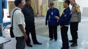Pengurus RW 12 bersama Lurah Mulyaharja dan aparat kepolisian meninjau lokasi proyek laundry industri di kawasan Mall The Jungle, Selasa (10/6/2025). Warga menuntut penghentian proyek hingga seluruh izin lingkungan dipenuhi./Dok.Ist