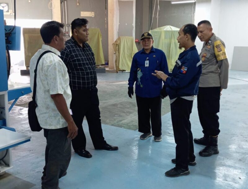 Pengurus RW 12 bersama Lurah Mulyaharja dan aparat kepolisian meninjau lokasi proyek laundry industri di kawasan Mall The Jungle, Selasa (10/6/2025). Warga menuntut penghentian proyek hingga seluruh izin lingkungan dipenuhi./Dok.Ist