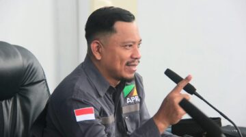 Ketua DPC APRI Boltim, Hendra Abarang, saat menyampaikan desakan penghentian aktivitas tambang ilegal PT KSM dalam rapat dengar pendapat di DPRD Boltim, Jumat (13/6/2025)./Dok.kanniadvokasi.id