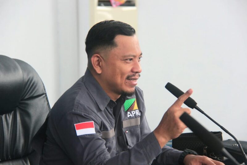 Ketua DPC APRI Boltim, Hendra Abarang, saat menyampaikan desakan penghentian aktivitas tambang ilegal PT KSM dalam rapat dengar pendapat di DPRD Boltim, Jumat (13/6/2025)./Dok.kanniadvokasi.id